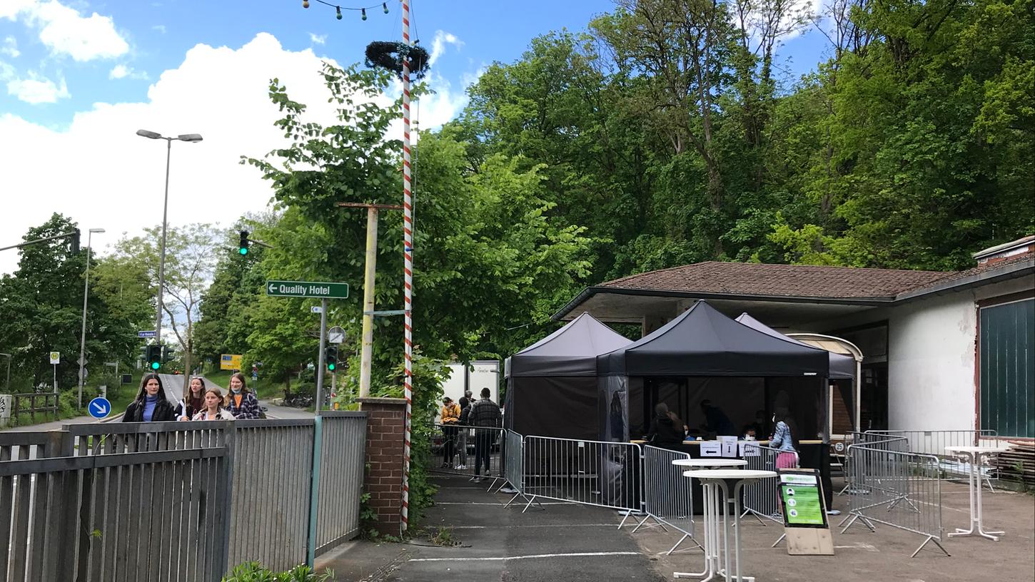 Seit Freitagmorgen vor Pfingsten im Einsatz: Das neue Schnelltestzentrum am Fuße des Entlas Kellers.
Seit Freitagmorgen vor Pfingsten im Einsatz: Das neue Schnelltestzentrum am Fuße des Entlas Kellers.