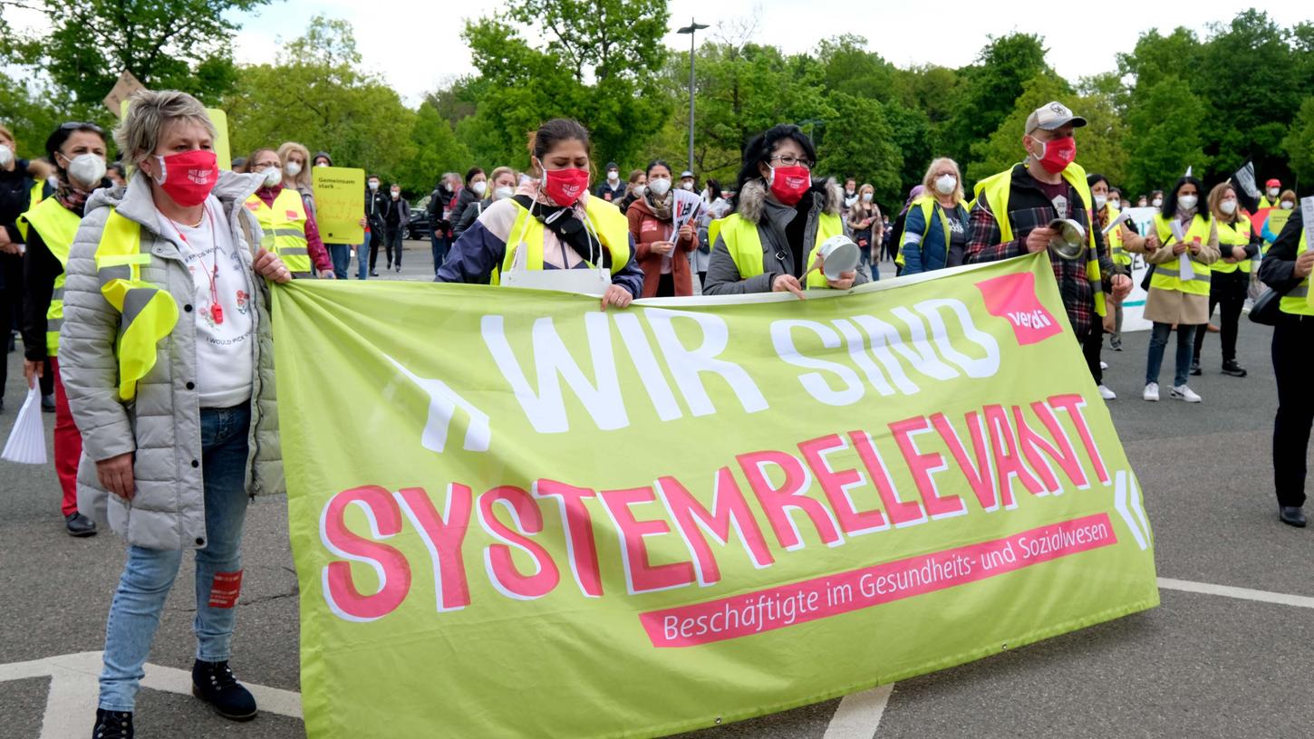 Die Streikteilnehmer versammelten sich am Mittwoch zuerst auf dem Konrmarkt und dann vor der Meistersingerhalle, weil dort der Stadtrat tagte. 