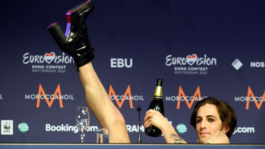  Der Sänger Damiano der Band ·Maneskin· (Italien) freut sich nach dem Gewinn des Eurovision Song Contest (ESC) während einer Pressekonferenz.