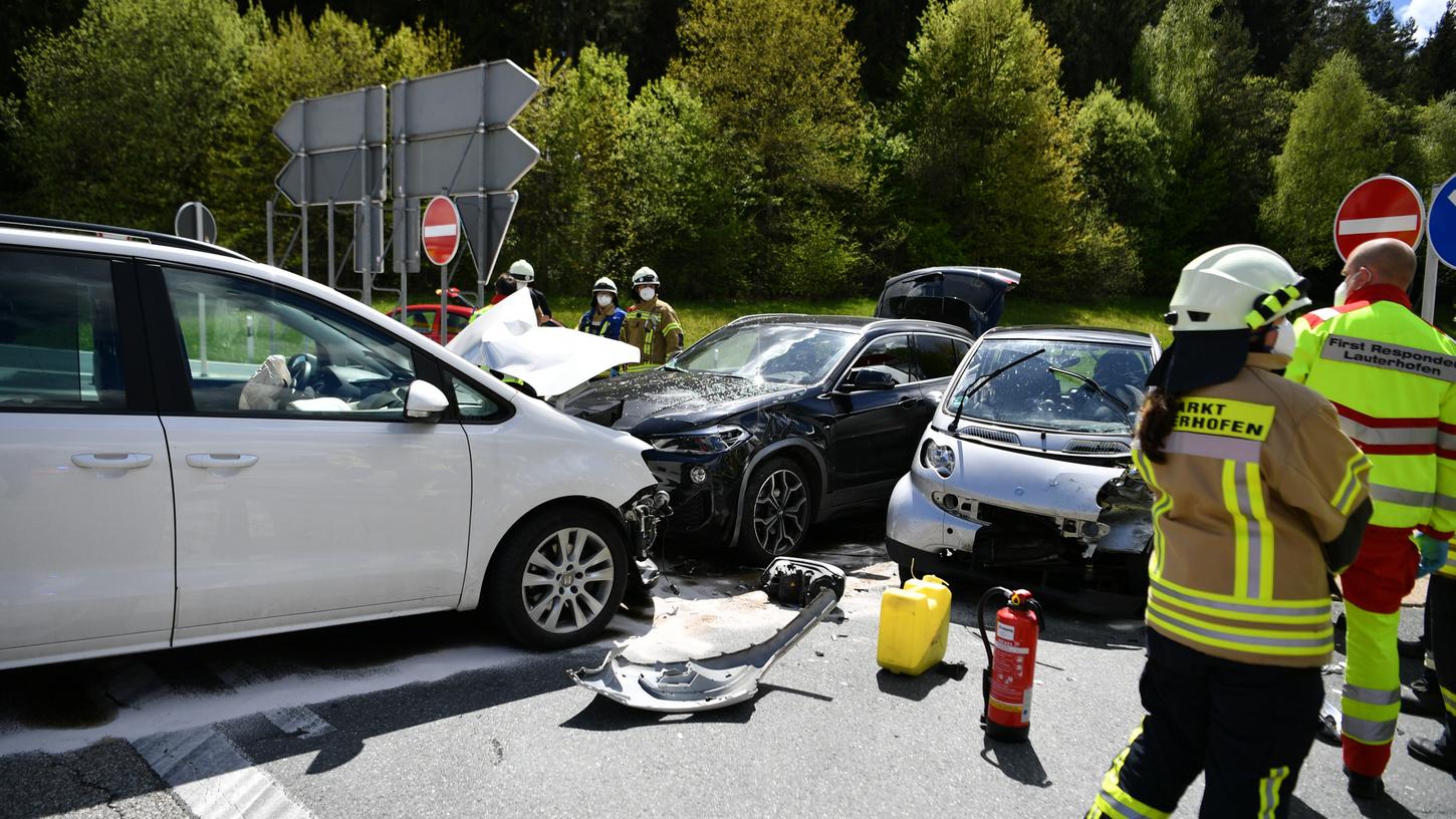 Pkw-Knäuel in der A6-Auffahrt bei Lauterhofen: Zum Glück nur zwei Leichtverletzte