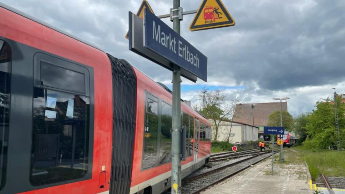 Die Strecke zwischen Wilhermsdorf und Markt Erlbach ist für die Dauer des Einsatzes gesperrt.
Die Strecke zwischen Wilhermsdorf und Markt Erlbach ist für die Dauer des Einsatzes gesperrt.