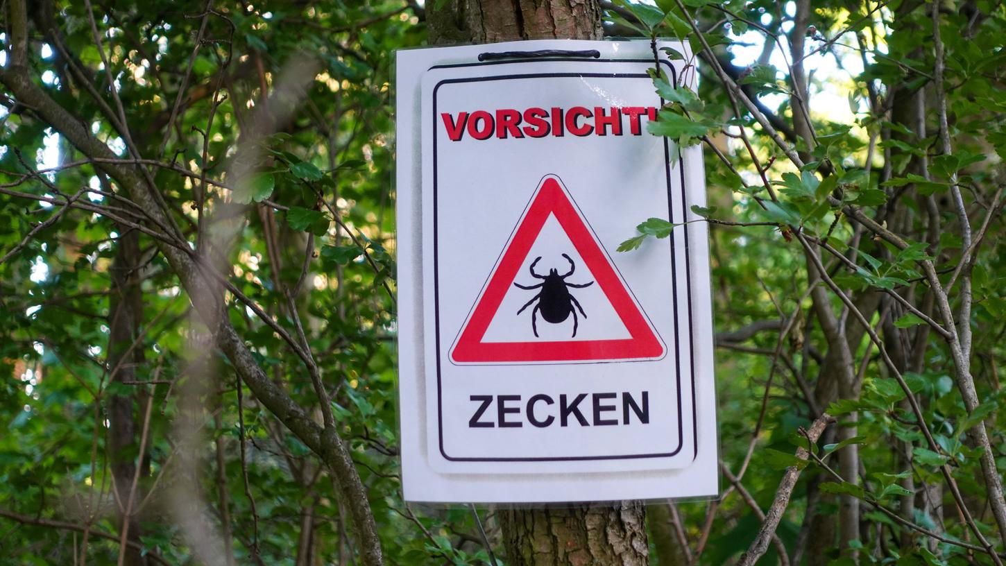 Zecken sind ganz schön klein, aber sie können manchmal sehr gefährlich sein. Wie man vor deren Biss schützt, verrät die Kinderzeitung „nanu!?“.
Zecken sind ganz schön klein, aber sie können manchmal sehr gefährlich sein. Wie man vor deren Biss schützt, verrät die Kinderzeitung „nanu!?“.