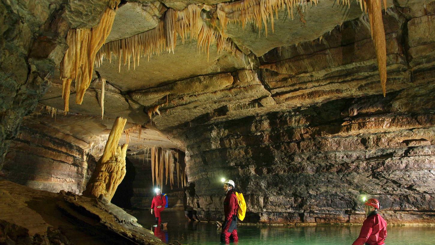 Astronautinnen trainieren in der Mühlbachquellhöhle. Foto: Gerd Winterstein/Karstgruppe Mühlbach e.V. Astronautinnen trainieren in der Mühlbachquellhöhle. Foto: Gerd Winterstein/Karstgruppe Mühlbach e.V.
