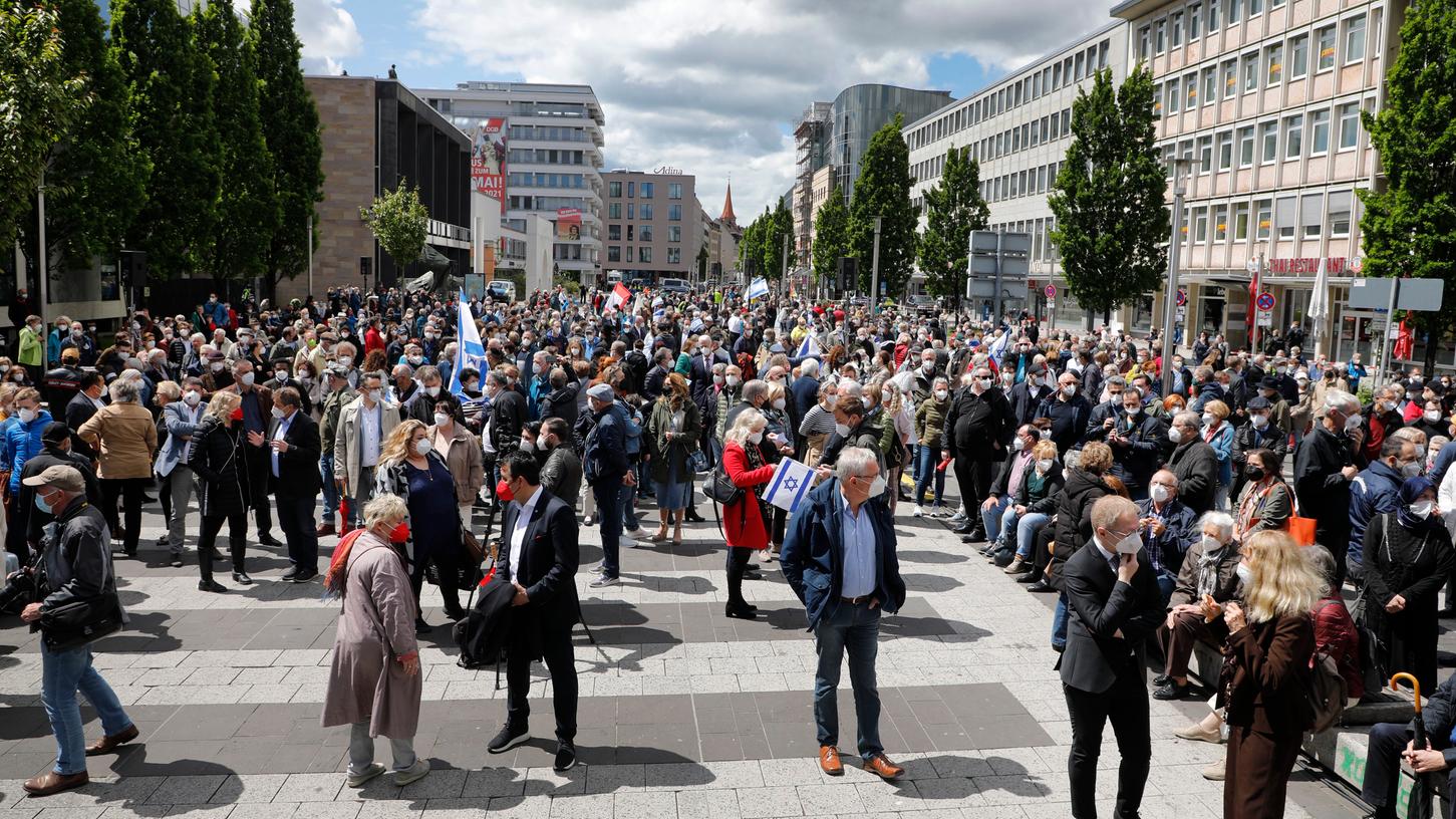 In der Spitze versammelten sich rund 1240 Demonstranten auf dem Nürnberger Kornmarkt.