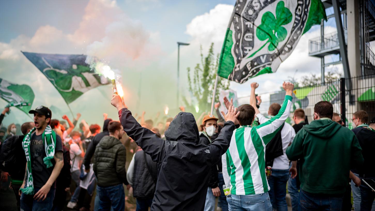 Freude in Fürth: Alle Bilder, Videos und Emotionen zum Kleeblatt-Aufstieg.
Freude in Fürth: Alle Bilder, Videos und Emotionen zum Kleeblatt-Aufstieg.