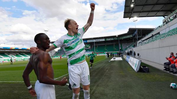 Die SpVgg Greuther Fürth kickt künftig wieder erstklassig: Im Saisonfinale schaffte das Kleeblatt in Unterzahl ein 3:2 daheim gegen Fortuna Düsseldorf und machte so den zweiten Aufstieg in die 1. Bundesliga nach 2012 perfekt. Auch Fürther Promis drückten der Mannschaft die Daumen. Wie sie den letzten Spieltag erlebt haben, lesen Sie hier.