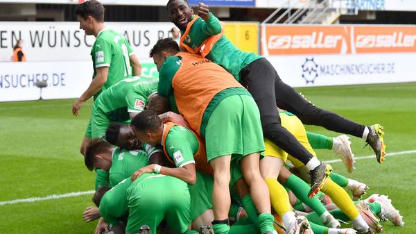 Am vorletzten Spieltag macht das Kleeblatt den Relegationsrang klar: Nach dem 4:2 beim SC Paderborn kann Fürth von Platz drei nicht mehr verdrängt werden. Coach Stefan Leitl gibt danach aus: "Wir wollen weiter Jäger sein." Noch ist auch der direkte Aufstieg möglich.