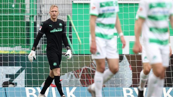 Konnte am 0:1 von Kristoffer Peterson nicht verhindern (26.), war am 1:2 von Shinta Appelkamp dran (56.), beging dabei aber keinen groben Patzer. Ansonsten war der Kleeblatt-Keeper der gewohnt lautstarke Dirigent seiner Abwehr und ein sicherer Rückhalt. User: 2,3 (155 Stimmen), kicker: 3,5
