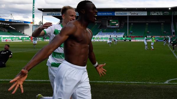 Der Joker kam für Kapitän Branimir Hrgota und schrieb ein weiteres Kapitel in seinem ganz persönlichen Fußball-Märchen. Nach einem Traumpass von Marco Meyerhöfer erzielte der 22 Jahre junge Nigerianer das 3:2 (83.) und schoss Fürth endgültig zum Aufstieg. User: 1,3 (94 Stimmen), kicker: -