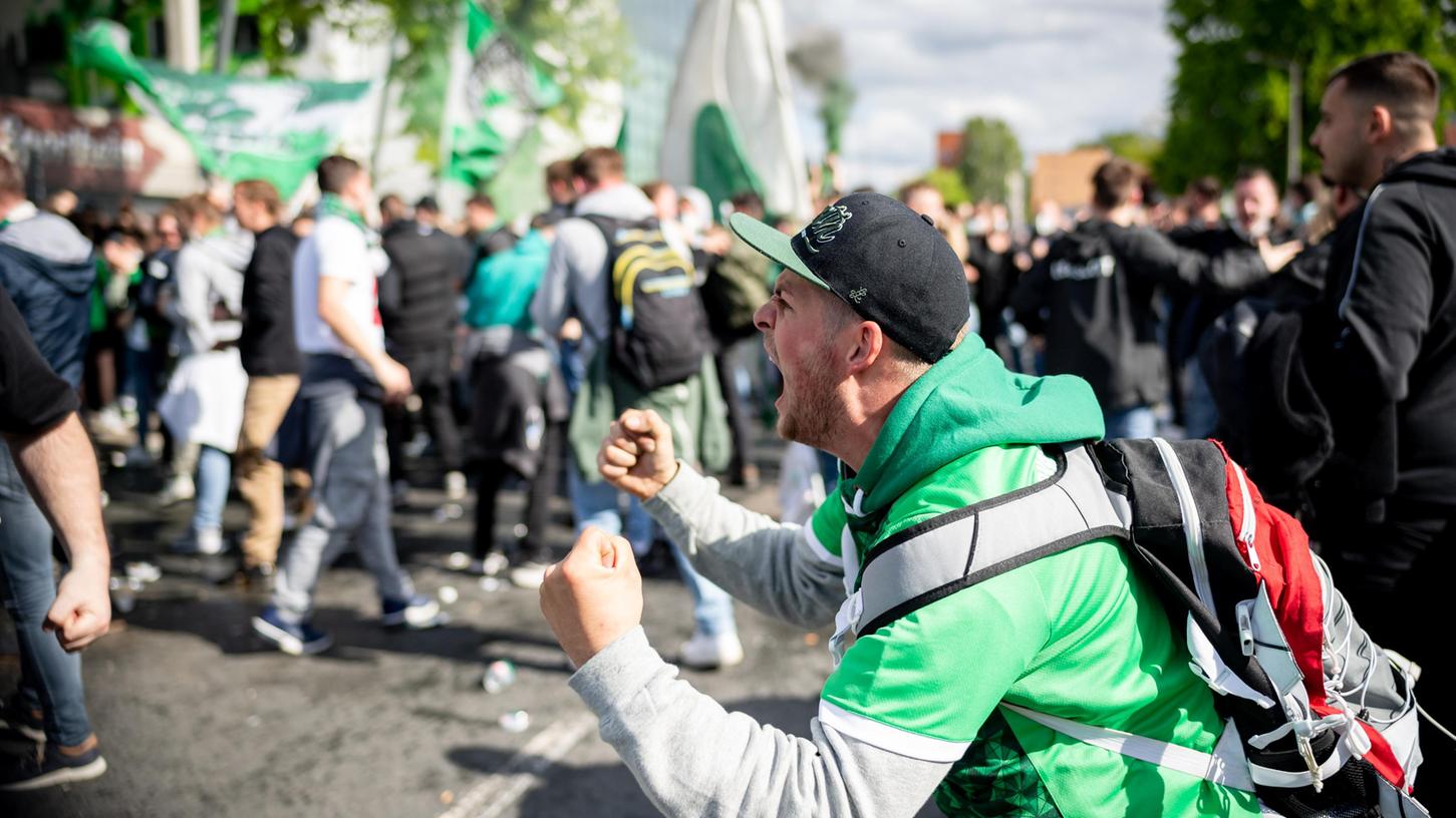 Das Kleeblatt steigt auf und die Fans vor dem Stadion jubeln.