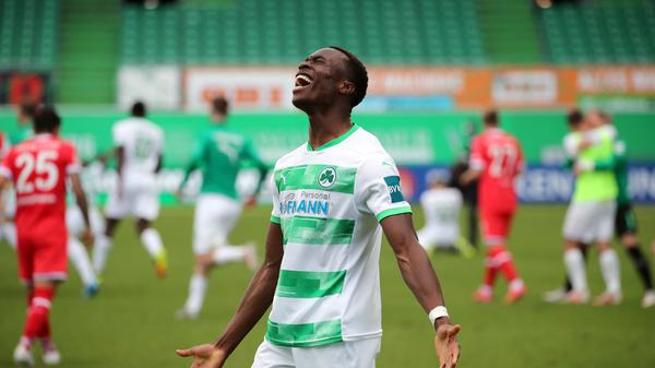 Der Joker kam für Kapitän Branimir Hrgota und schrieb ein weiteres Kapitel in seinem ganz persönlichen Fußball-Märchen. Nach einem Traumpass von Marco Meyerhöfer erzielte der 22 Jahre junge Nigerianer das 3:2 (83.) und schoss Fürth endgültig zum Aufstieg.
