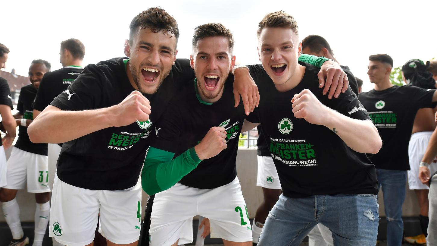 Der steile Aufstieg geht weiter: Bald wird Anton Stach (Mitte) mit dem Kleeblatt in der Bundesliga spielen, vorher fliegt er aber nach Japan.
Der steile Aufstieg geht weiter: Bald wird Anton Stach (Mitte) mit dem Kleeblatt in der Bundesliga spielen, vorher fliegt er aber nach Japan.