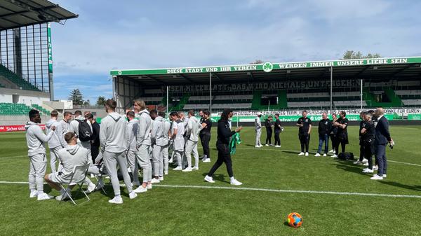 Der Festakt fand nicht wie sonst üblich im Rathaus statt, sondern coronabedingt an der frischen Luft im Sportpark Ronhof.