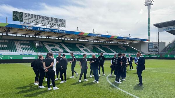 Um 11 Uhr versammelten sich die Aufstiegshelden im Sportpark Ronhof.