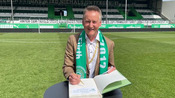 Im Anschluss sammelte Jung die Unterschriften der Aufstiegshelden ein.