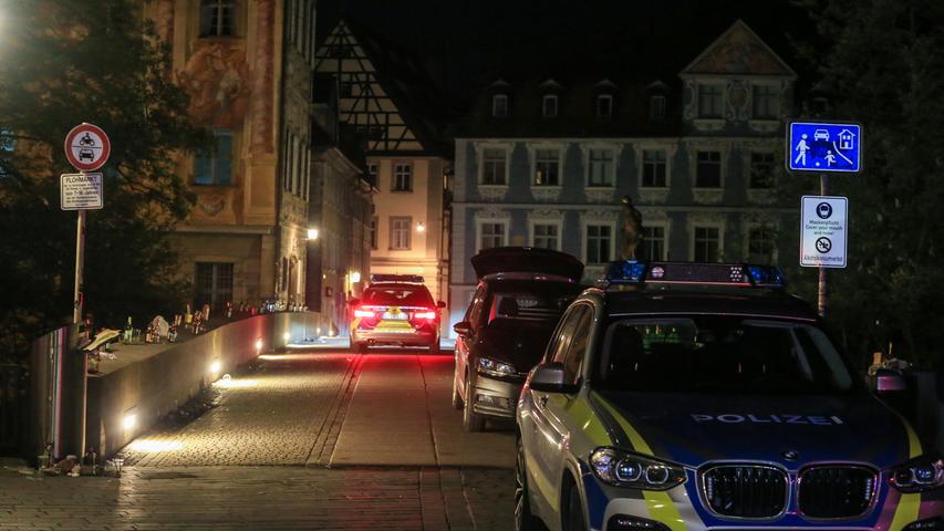 Party an der Unteren Brücke: Hunderte Menschen feiern in Bamberg