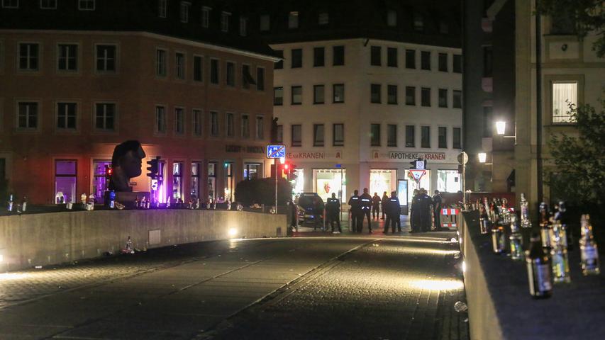 Party an der Unteren Brücke: Hunderte Menschen feiern in Bamberg