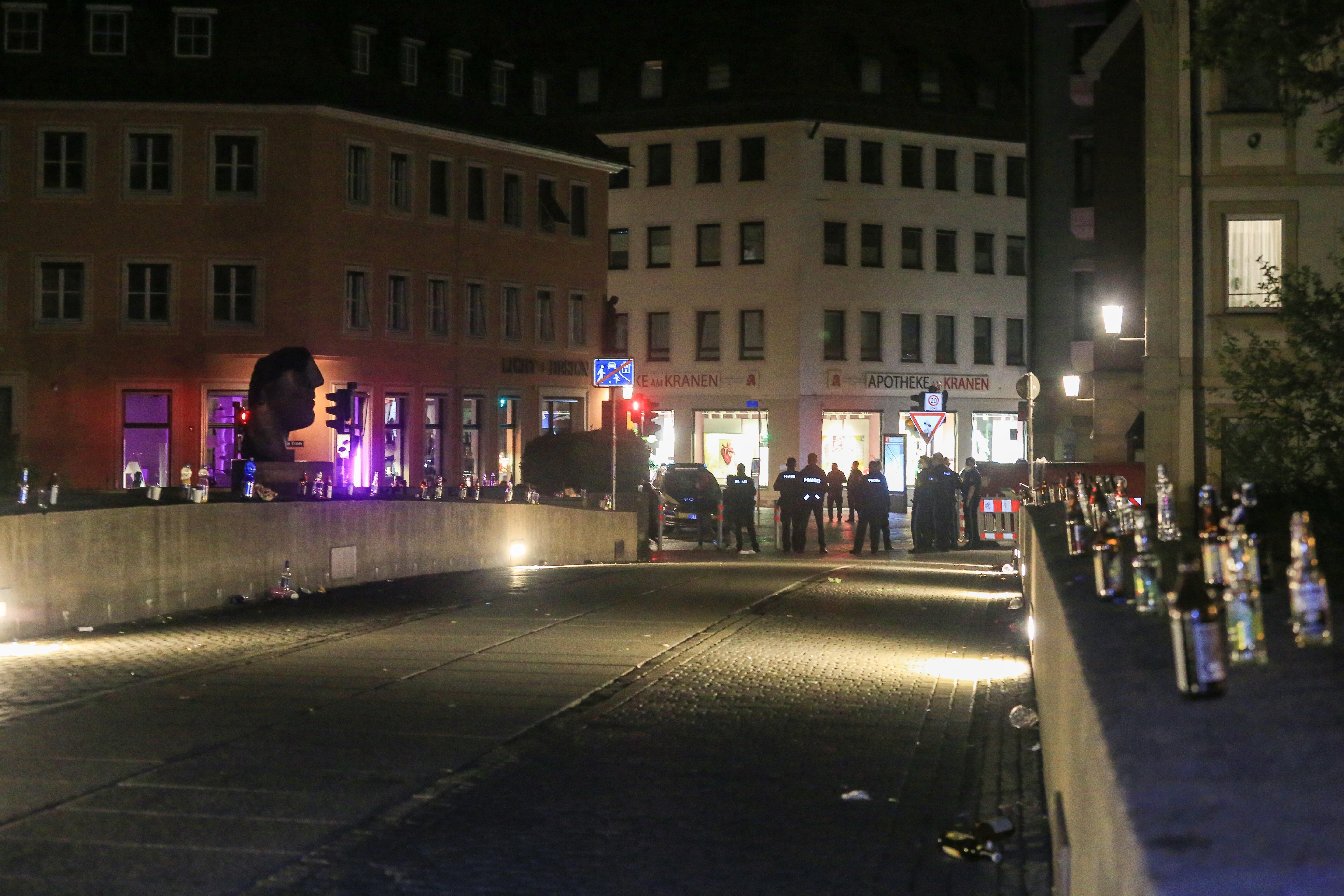 Party an der Unteren Brücke: Hunderte Menschen feiern in Bamberg  Nordbayern