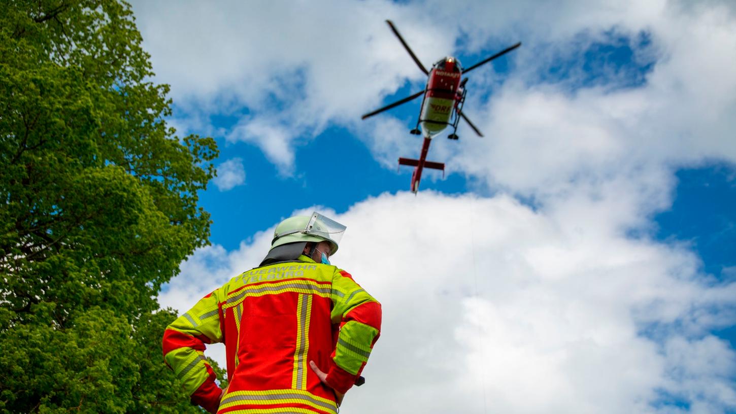 Die Rettung erfolgte aufgrund des unwegsamen Geländes mit einem Rettungshubschrauber.
Die Rettung erfolgte aufgrund des unwegsamen Geländes mit einem Rettungshubschrauber.