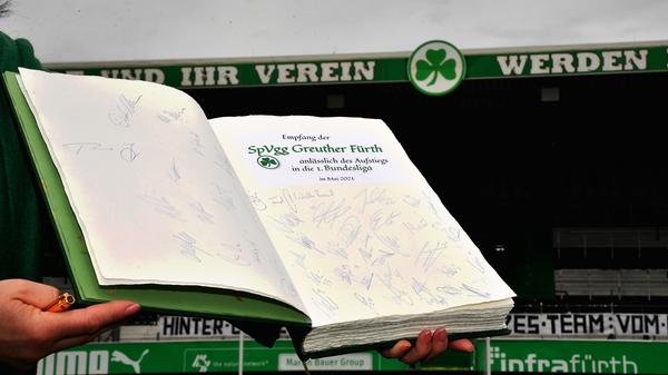 Das Goldene Buch der Stadt Fürth mit den Unterschriften.