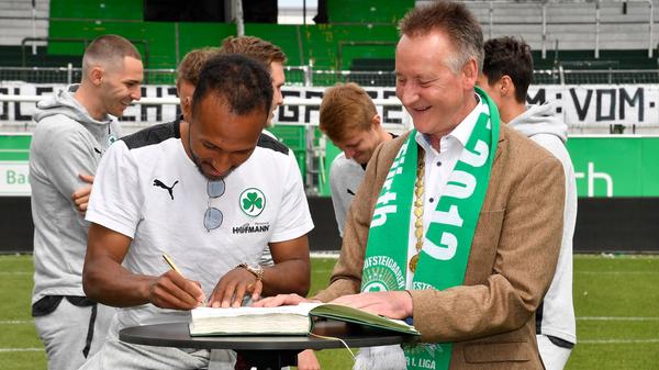 Zum Unterzeichnen hatte Julian Green für einen Moment die Sonnenbrille abgenommen.