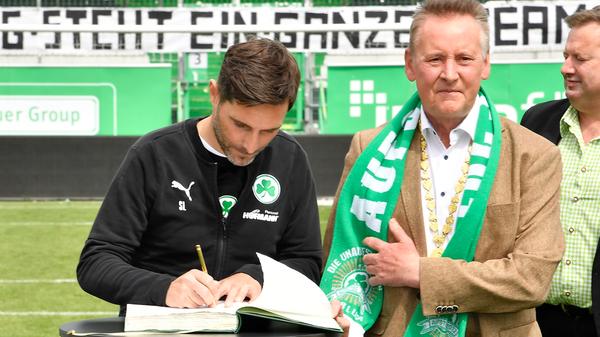 Nicht nur die Spieler haben sich in das Goldene Buch eintragen dürfen. Auch Trainer Stefan Leitl trug sich ein.
