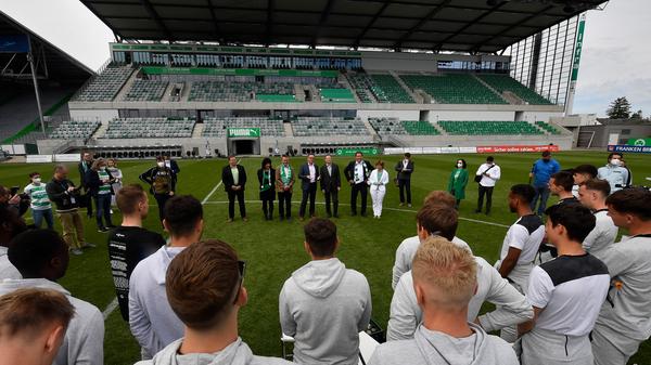 Die Mannschaft lauschte den Worten des Oberbürgermeisters.