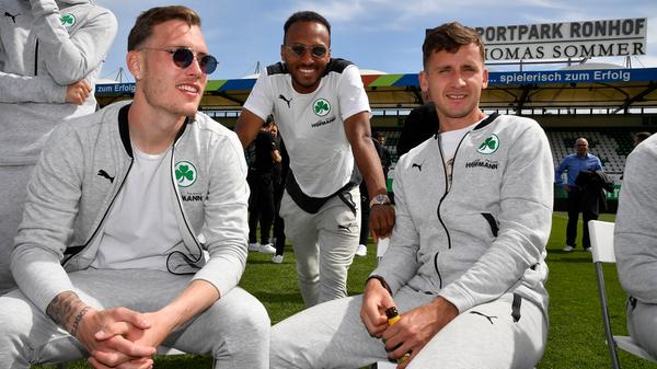 Kein Regen: Auch das Wetter spielte am Montagvormittag mit. David Raum, Julian Green und Paul Seguin sichtlich entspannt.