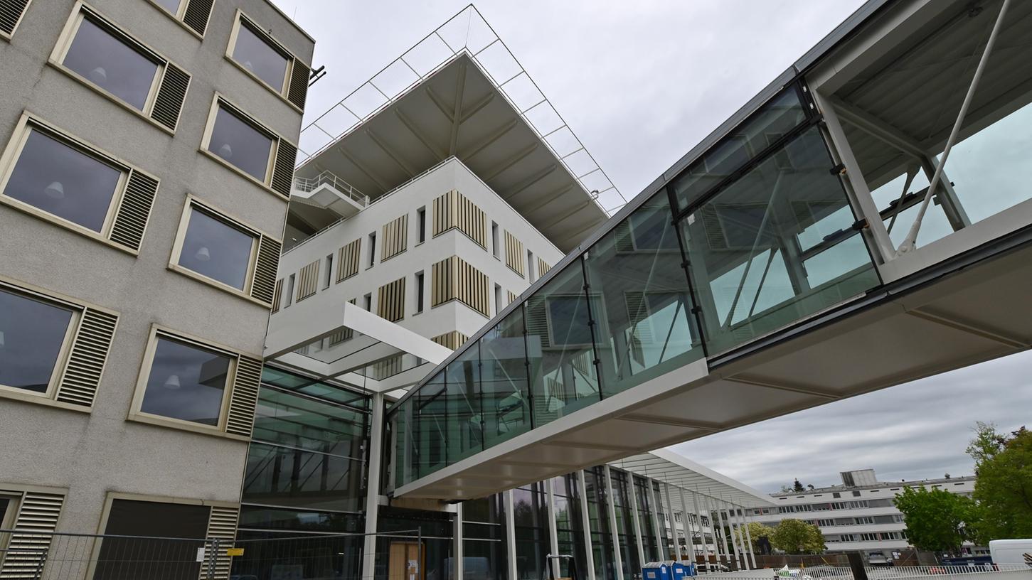 Das neue Bettenhaus mit dem Hubschrauberlandeplatz auf dem Dach.
Foto: Klaus-Dieter Schreiter Das neue Bettenhaus mit dem Hubschrauberlandeplatz auf dem Dach.
Foto: Klaus-Dieter Schreiter