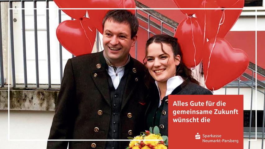 Regina und Manuel Oelfe, ein geborener Wagner, haben sich im Landlmuseum in Sulzbürg das Ja-Wort gegeben. Bürgermeister Martin Hundsdorfer traute das Paar, das sich vor einem Jahr bei einem Konzert der Werkvolk-Kapelle aus Neumarkt kennengelernt hatte. Die 29-jährige Musiklehrerin aus Sulzbürg und der 34-jährige Materialentwickler aus Neumarkt werden in der Heimatstadt des Bräutigams wohnen. Die Frage nach der Hochzeitsreise wurde, wie so oft in letzter Zeit, mit „geht nicht“ beantwortet.
Regina und Manuel Oelfe, ein geborener Wagner, haben sich im Landlmuseum in Sulzbürg das Ja-Wort gegeben. Bürgermeister Martin Hundsdorfer traute das Paar, das sich vor einem Jahr bei einem Konzert der Werkvolk-Kapelle aus Neumarkt kennengelernt hatte. Die 29-jährige Musiklehrerin aus Sulzbürg und der 34-jährige Materialentwickler aus Neumarkt werden in der Heimatstadt des Bräutigams wohnen. Die Frage nach der Hochzeitsreise wurde, wie so oft in letzter Zeit, mit „geht nicht“ beantwortet.