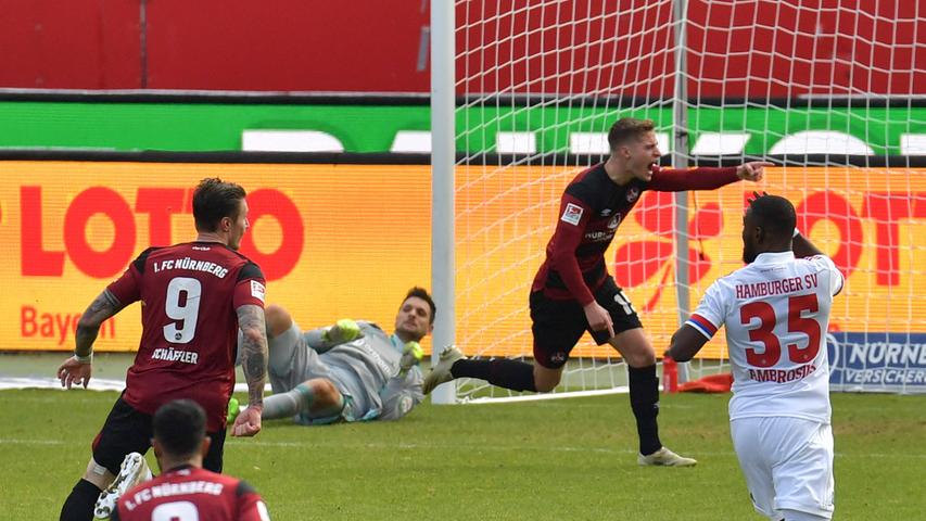 Willkommen in 2021! In Heidenheim misslingt dem FCN der Start ins neue Jahr, gegen den HSV indes zeigt sich die Klauß-Elf stark verbessert. Einen Bilderbuchangriff über Robin Hack finalisiert Fabian Nürnberger mit der Innenseite zur zwischenzeitlichen Führung. Am Ende steht jedoch ein 1:1 - und was folgt ist der blanke Horror. Vier Niederlagen am Stück, 3:11 Tore - der FCN steckt wieder in der Krise.
Willkommen in 2021! In Heidenheim misslingt dem FCN der Start ins neue Jahr, gegen den HSV indes zeigt sich die Klauß-Elf stark verbessert. Einen Bilderbuchangriff über Robin Hack finalisiert Fabian Nürnberger mit der Innenseite zur zwischenzeitlichen Führung. Am Ende steht jedoch ein 1:1 - und was folgt ist der blanke Horror. Vier Niederlagen am Stück, 3:11 Tore - der FCN steckt wieder in der Krise.