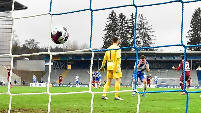 Sondern der Ex-Fürther Nicolai Rapp. In der Nachspielzeit schenkt der Darmstädter mit einer Kopfball-Bogenlampe über den eigenen Keeper dem FCN den dritten Auswärtssieg.
Sondern der Ex-Fürther Nicolai Rapp. In der Nachspielzeit schenkt der Darmstädter mit einer Kopfball-Bogenlampe über den eigenen Keeper dem FCN den dritten Auswärtssieg.