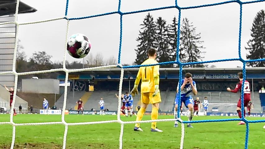 Sondern der Ex-Fürther Nicolai Rapp. In der Nachspielzeit schenkt der Darmstädter mit einer Kopfball-Bogenlampe über den eigenen Keeper dem FCN den dritten Auswärtssieg.