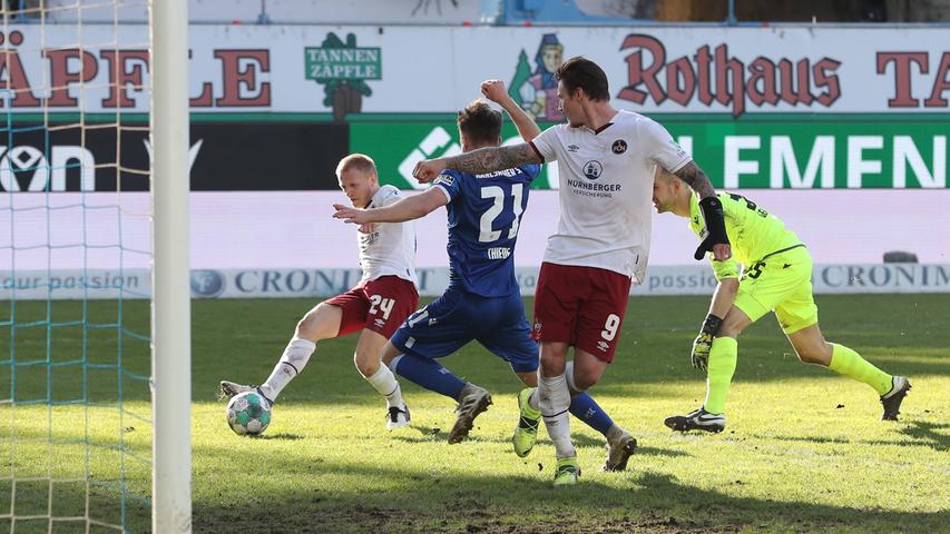 Königstransfer und Retter in Karlsruhe! Mats Möller-Daehli ist spätestens nach seinem goldenen Treffer beim KSC komplett in Nürnberg angekommen. Zu seinem Debüt-Tor in einem von beiden Teams im Wildpark intensiv gestalteten Duell ist es jedoch nur gekommen, weil Manuel Schäffler zuvor aus kürzester Distanz kläglich an Marius Gersbeck gescheitert ist.