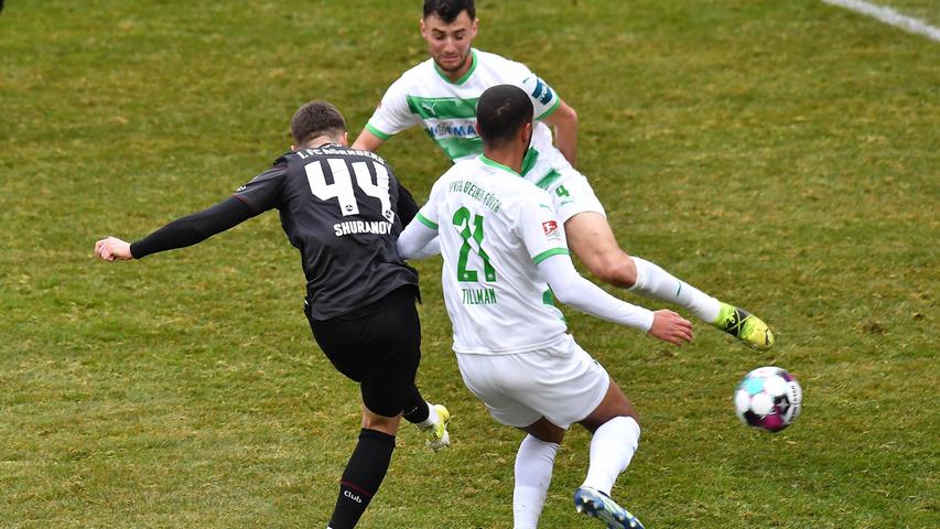 Ins Derby mit dem Kleeblatt geht der FCN trotz Karlsruhe-Coup dennoch als klarer Außenseiter. Im Spiel davor haben es die Nürnberger verpasst, sich mit einem Sieg gegen Braunschweig von den Abstiegsrängen abzusetzen. Gegen Fürth aber zeigt der Club ein anderes Gesicht. Und belohnt sich für einen schwungvollen Auftritt fast mit dem Dreier. Nachdem Enrico Valentini und Erik Shuranov die Partie im Ronhof nach frühem Rückstand gedreht haben, sorgt Dickson Abiama erst in der Nachspielzeit für das Remis. Ärgerlich. Den Punkt gegen den Aufstiegsaspiranten durfte man in Nürnberg trotzdem als Erfolg zählen. Noch mehr Hoffnung macht die Leistung, welche die Mannschaft von Robert Klauß auf den Platz bringt - und von Kapitän Valentini im Nachgang zum "Gradmesser" erhoben wird.