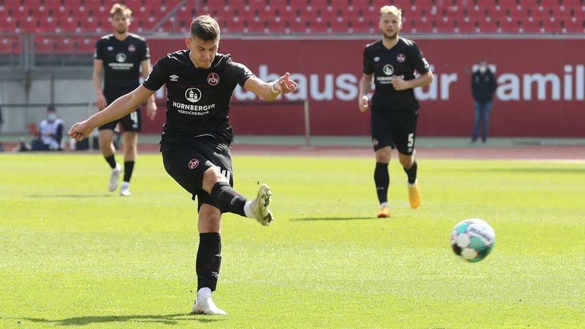Am Ostersonntag legt sich der Club dann selbst einen Dreier ins Osternest. Dank eines Tom-Krauß-Knallers und einer erneut guten Leistung und setzt sich der Club verdient gegen den SC Paderborn durch und macht sich damit Mut im Abstiegskampf. Nur die schlechte Chancenverwertung lässt die Nürnberger zum Ende hin zittern, Nikola Dovedan scheitert kurz vor Schluss besonders formschön vor dem leeren Tor. Die Erleichterung nach Abpfiff ist trotzdem groß. Und das altmeisterliche Punktekonto um einen Dreier aufgestockt.
Am Ostersonntag legt sich der Club dann selbst einen Dreier ins Osternest. Dank eines Tom-Krauß-Knallers und einer erneut guten Leistung und setzt sich der Club verdient gegen den SC Paderborn durch und macht sich damit Mut im Abstiegskampf. Nur die schlechte Chancenverwertung lässt die Nürnberger zum Ende hin zittern, Nikola Dovedan scheitert kurz vor Schluss besonders formschön vor dem leeren Tor. Die Erleichterung nach Abpfiff ist trotzdem groß. Und das altmeisterliche Punktekonto um einen Dreier aufgestockt.