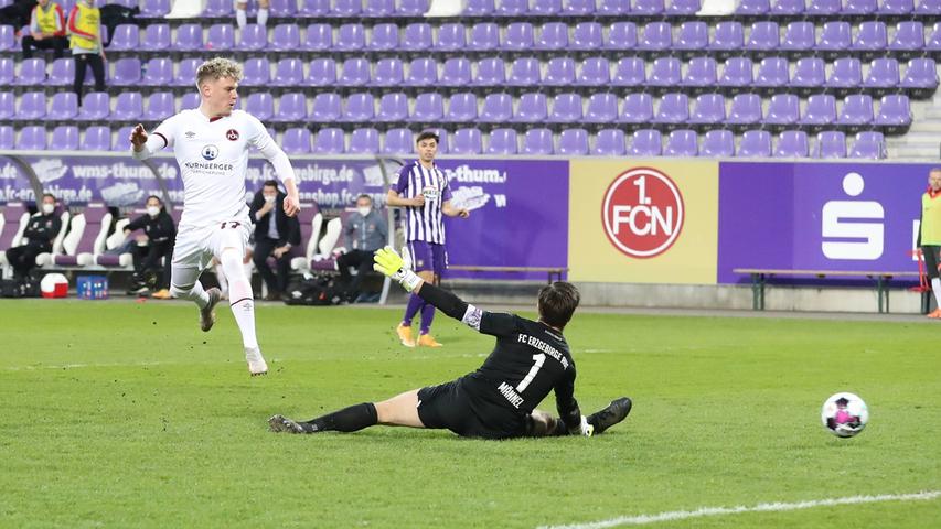 Spät aufgeblüht gegen die Veilchen: Beim ersten Einsatz nach seiner Verletzung schießt der eingewechselten Robin Hack den Club gegen Erzgebirge Aue zum wichtigen Sieg. Schön? Ist das Spiel von Nürnbergs Eliteverein gegen die Gäste aus dem Erzgebirge nicht unbedingt. Das interessiert jedoch kaum. Durch den knappen, aber verdienten 1:0-Erfolg entfernt der Club sich weiter von den Abstiegsplätzen.
Spät aufgeblüht gegen die Veilchen: Beim ersten Einsatz nach seiner Verletzung schießt der eingewechselten Robin Hack den Club gegen Erzgebirge Aue zum wichtigen Sieg. Schön? Ist das Spiel von Nürnbergs Eliteverein gegen die Gäste aus dem Erzgebirge nicht unbedingt. Das interessiert jedoch kaum. Durch den knappen, aber verdienten 1:0-Erfolg entfernt der Club sich weiter von den Abstiegsplätzen.