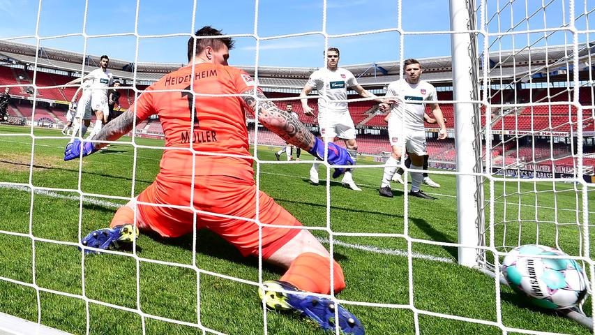 Gegen Heidenheim überzeugt der FCN auf Nürnbergs Lieblingsspielplatz derweil mit einem starken Auftritt. Und beweist beim 3:1-Sieg, warum er zwischezeitlich seit sechs Partien ungeschlagen ist. Nach einem rasanten Start und der frühen Führung durch Gewieft-Standardschütze Johannes Geis lassen sich die Nürnberger auch durch den zwischenzeitlichen Ausgleich des Ostalb-Teams nicht aus der Ruhe bringen. Fabian Nürnberger und Tom Krauß sichern den Heimsieg gegen Heidenheim. Überraschend früh - vor allem im Vergleich zur vergangenen Saison und vor dem Hintergrund eines völlig verkorksten Januars - hat der FCN den Klassenerhalt damit so gut wie sicher.
Gegen Heidenheim überzeugt der FCN auf Nürnbergs Lieblingsspielplatz derweil mit einem starken Auftritt. Und beweist beim 3:1-Sieg, warum er zwischezeitlich seit sechs Partien ungeschlagen ist. Nach einem rasanten Start und der frühen Führung durch Gewieft-Standardschütze Johannes Geis lassen sich die Nürnberger auch durch den zwischenzeitlichen Ausgleich des Ostalb-Teams nicht aus der Ruhe bringen. Fabian Nürnberger und Tom Krauß sichern den Heimsieg gegen Heidenheim. Überraschend früh - vor allem im Vergleich zur vergangenen Saison und vor dem Hintergrund eines völlig verkorksten Januars - hat der FCN den Klassenerhalt damit so gut wie sicher.