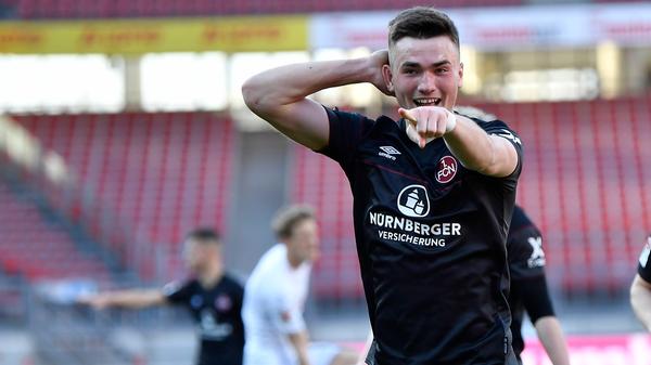 Noch so ein Talent aus Leipzig und von Red Bull. Dennis Borkowski kam im Winter auf Leihbasis an den Valznerweiher, als die Verletzten-Not in der Offensive gerade groß war. Und er gab Hoffnung. In Darmstadt deutete Borkowski bei seinem Startelf-Debüt an, dass auch ein junger Angreifer in der zweiten Liga eine Rolle spielen kann (ein Modell, das später von Erik Shuranov veredelt wurde). Borkowski spielte nun häufiger und traf ab und an. Gegen Ende der Saison von einer Zahn-OP ausgebremst. Trotzdem die Note 3,5