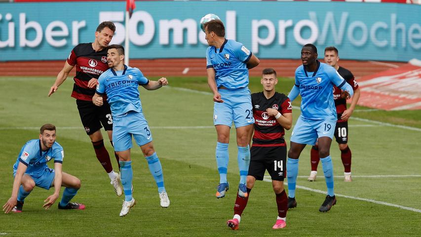Zwei Spiele später überrascht der FCN den nächsten Aufstiegsaspiranten: Gegen Bochum krallt sich der Club erneut einen Zähler. Nürnbergs einzigen Treffer - erzielt durch einen wuchtigen Kopfball - markiert Georg Margreitter. Damit beschert sich der Vorzeigeverteidiger aus Vorarlberg und zwischenzeitlich dienstälteste Club-Profi einen schönen Abschied aus dem Max-Morlock-Stadion, in dem er in altmeisterlicher Arbeitskleidung fortan nicht mehr auflaufen wird.
Zwei Spiele später überrascht der FCN den nächsten Aufstiegsaspiranten: Gegen Bochum krallt sich der Club erneut einen Zähler. Nürnbergs einzigen Treffer - erzielt durch einen wuchtigen Kopfball - markiert Georg Margreitter. Damit beschert sich der Vorzeigeverteidiger aus Vorarlberg und zwischenzeitlich dienstälteste Club-Profi einen schönen Abschied aus dem Max-Morlock-Stadion, in dem er in altmeisterlicher Arbeitskleidung fortan nicht mehr auflaufen wird.