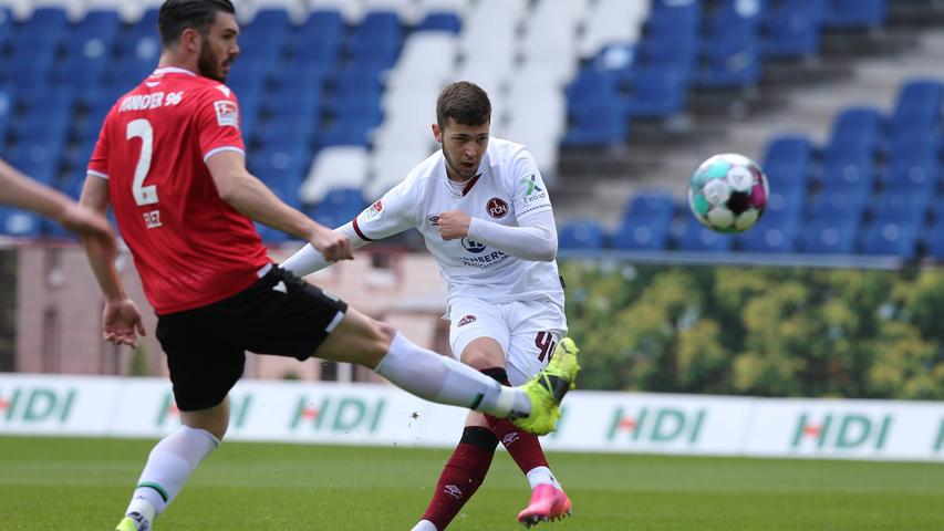 Hintenraus war's doch (noch) eine sorgenfreie Saison: In der letzten Partie der inzwischen abgeschlossen Zweitliga-Runde sorgt der Club in Form von Erik Shuranov, der für beide Nürnberger Treffer verantwortlich ist, für einen versöhnlichen Abschluss. Mit 2:1 siegt der FCN in Hannover nicht unverdient. Und springt in der Endabrechnung damit - an den Niedersachsen vorbei - auf Tabellenplatz elf. Ein wirklich schöner Schlenzer und ein wirklich schönes Stochertor. So kann's weitergehen, Club! 