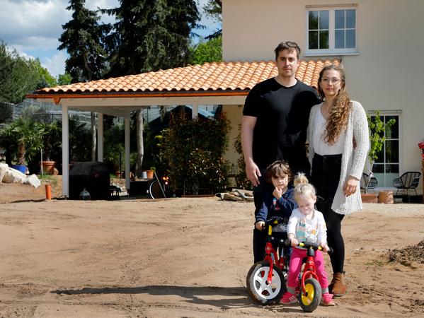 Familie Hader hat erst vor wenigen Monaten ihr neu gebautes Haus bezogen. Nun befürchten Tim und Romina Hader, bald eine Baustelle vor der Tür zu haben. Das wäre für die Kinder Emma und Ben auch nicht erfreulich.
Familie Hader hat erst vor wenigen Monaten ihr neu gebautes Haus bezogen. Nun befürchten Tim und Romina Hader, bald eine Baustelle vor der Tür zu haben. Das wäre für die Kinder Emma und Ben auch nicht erfreulich.