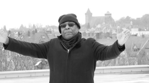 Der Sänger John Davis verstarb an dem Coronavirus. Das vermeldete seine Tochter via Facebook. Der Cadolzburg galt als "eine der echten Stimmen" von Milli Vanilli.