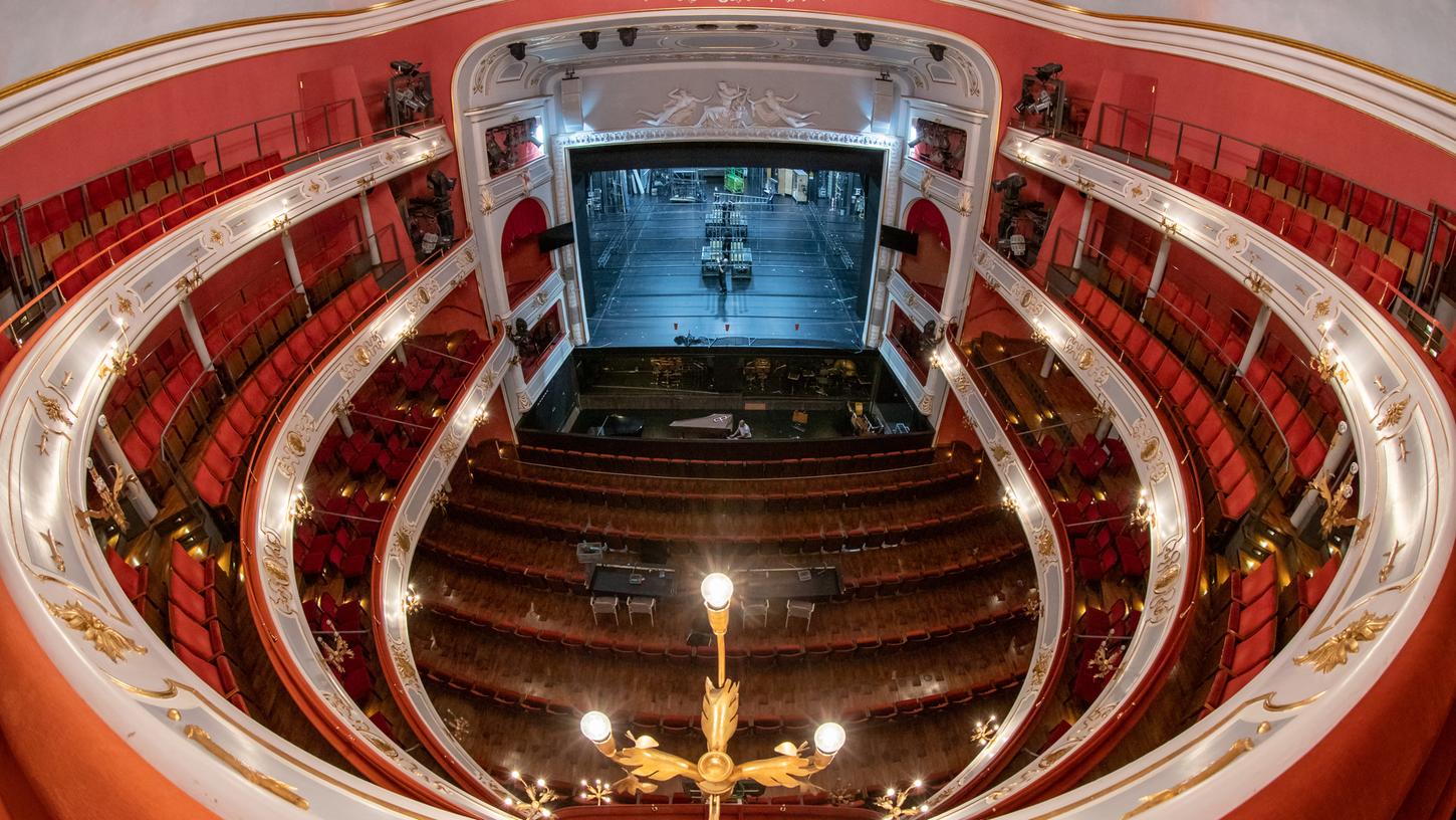 Auch im Nürnberger Opernhaus soll bald wieder der Vorhang hochgehen. Wann genau, hängt aber vom Inzidenzwert in der Stadt ab.
Auch im Nürnberger Opernhaus soll bald wieder der Vorhang hochgehen. Wann genau, hängt aber vom Inzidenzwert in der Stadt ab.