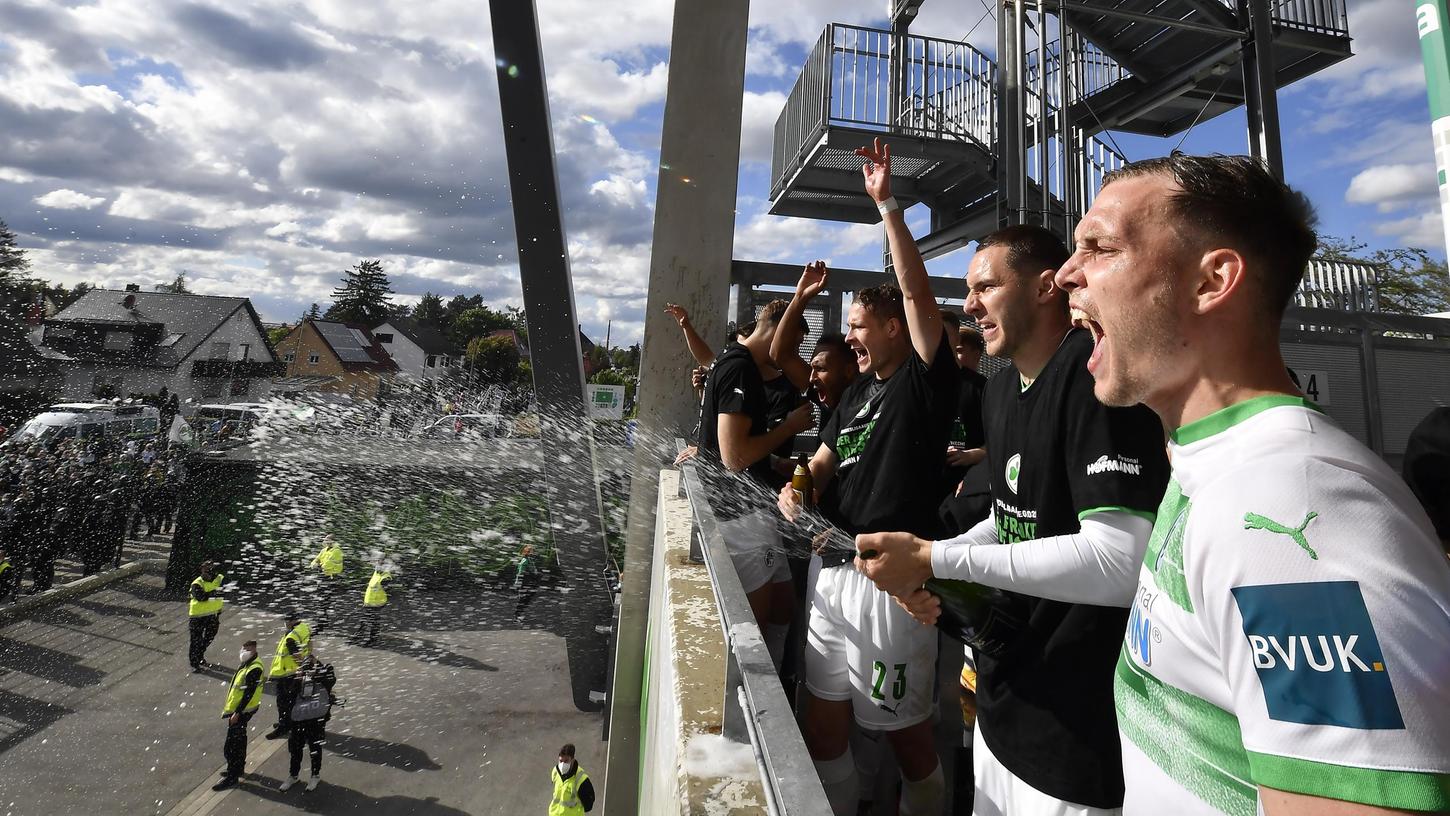 Bundesliga, Fürth ist dabei: So feierte das Kleeblatt nach dem Schlusspfiff mit den Fans vor dem Stadion.