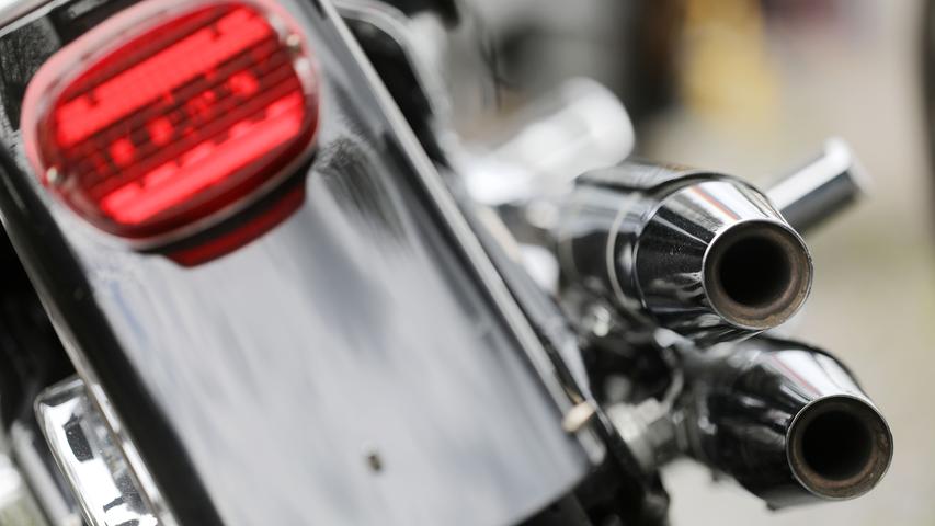 Es ist wohl nur ein kleiner Anteil der Motorradfahrer, die mit sehr lauten Maschinen unterwegs sind - aber von denen, die an ihren Häusern vorbeibrettern, sind viele Anwohner genervt.
Es ist wohl nur ein kleiner Anteil der Motorradfahrer, die mit sehr lauten Maschinen unterwegs sind - aber von denen, die an ihren Häusern vorbeibrettern, sind viele Anwohner genervt.