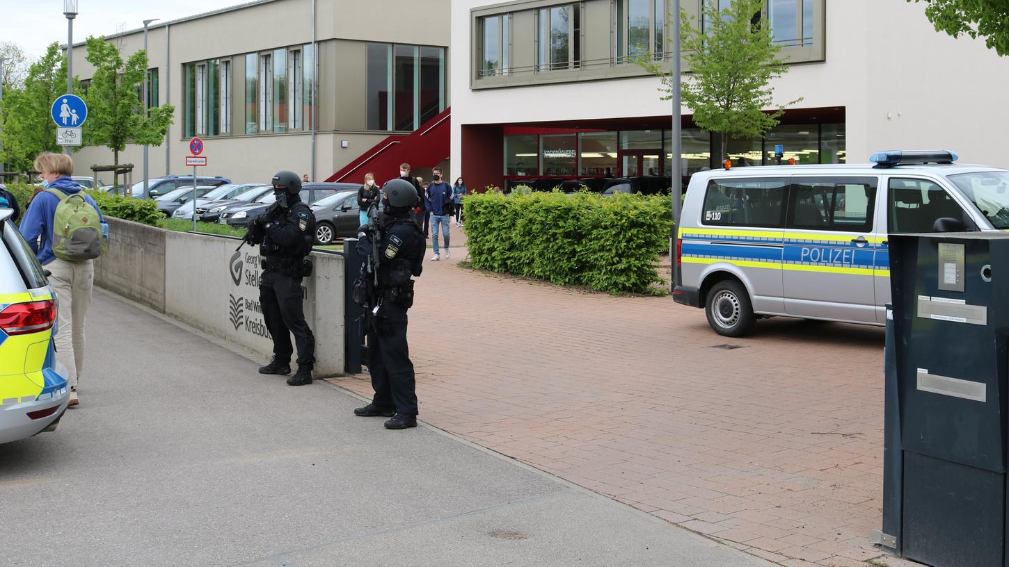 Polizisten der Inspektion Bad Windsheim und eine Unterstützungseinheit aus Nürnberg waren vor Ort.
Polizisten der Inspektion Bad Windsheim und eine Unterstützungseinheit aus Nürnberg waren vor Ort.