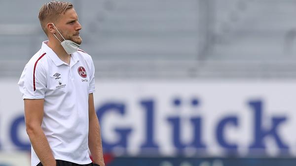 Ist mit dem 1. FCN fast aufgestiegen, aufgestiegen, abgestiegen und fast abgestiegen. Hat also all das erlebt, was man als Club-Fan ein Leben lang erlebt. Genau so wie die meisten Fans durfte er irgendwann nicht mehr mitspielen und verlässt deshalb den Verein. Auch hier zum traurigen Abschied die Note 2