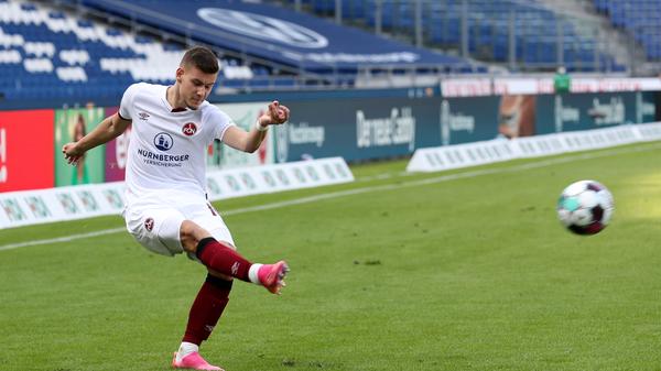 Noch einer, der sein Glück im Drachenviereck gefunden hat. Tom Krauß kam vor der Saison gemeinsam mit Robert Klauß aus Leipzig nach Nürnberg. Sei Status damals: Ein Talent, das sich bei RB mit seinen riesigen Ambitionen nicht hat durchsetzen können. Sein Status jetzt: Einer, der tatsächlich helfen kann in der zweiten Liga. Krauß begann die Saison stark, ließ ein wenig nach – und half dann am Ende den doch entspannten Klassenverbleib zu sichern. Note 3