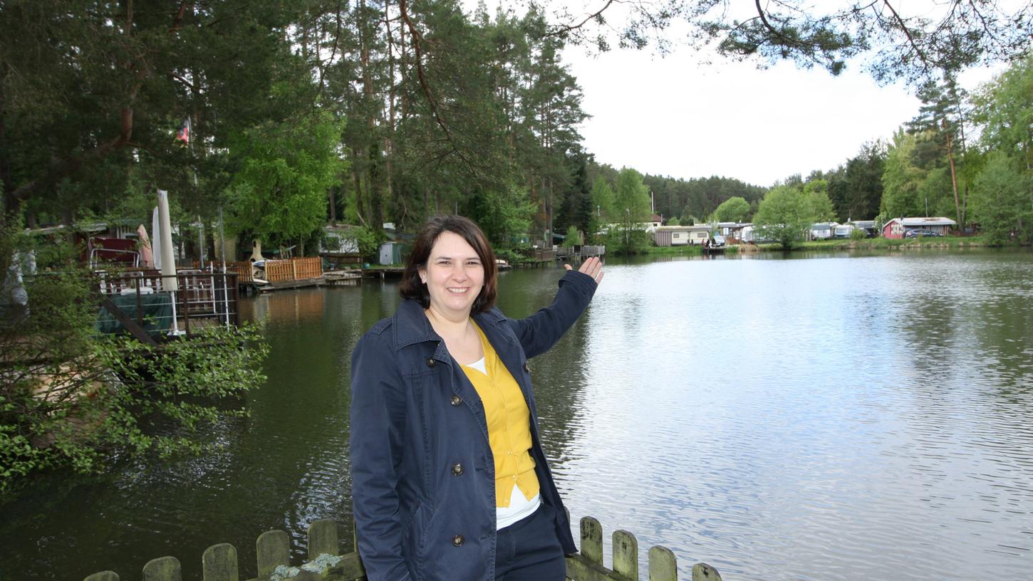 Die einladende Geste von Monika Müller scheint zu wirken – Camping Waldsee bei Wallesau kann sich vor Anfragen kaum retten.   